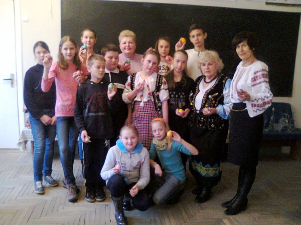 Учні 6-Б класу учасники конкурсу Лемківська писанка