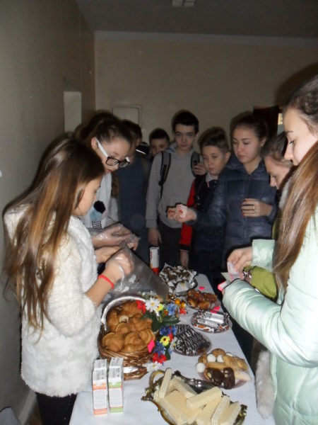 14 грудня 2016 р. у школі проведено благодійний ярмарок «Миколай про тебе не забуде»