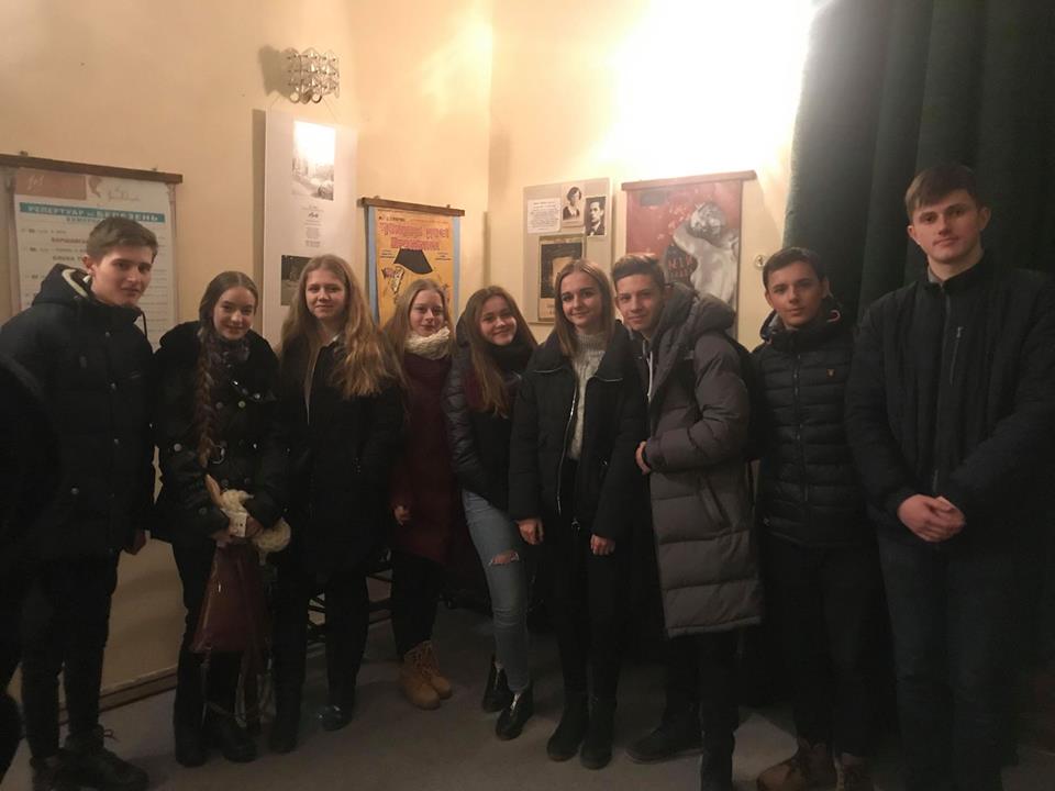 учні 10-Б класу СЗШ№90 м.Львова відвідали театр ім.М.Заньковецької